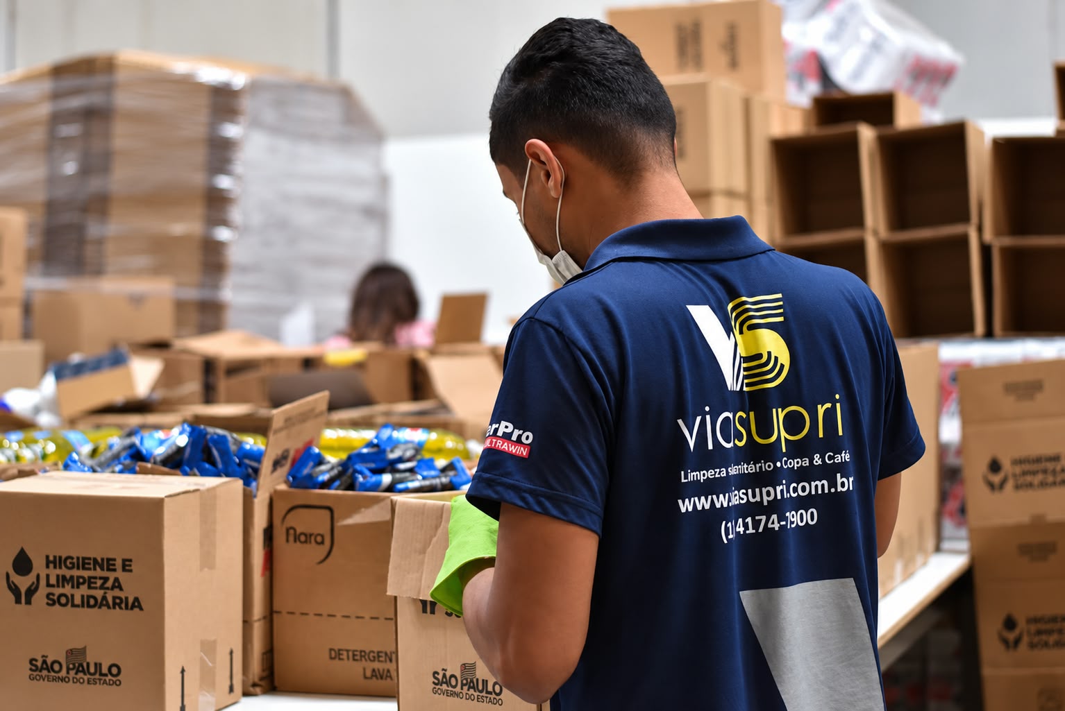 Colaborador da Viasupri separando produtos no centro de distribuição